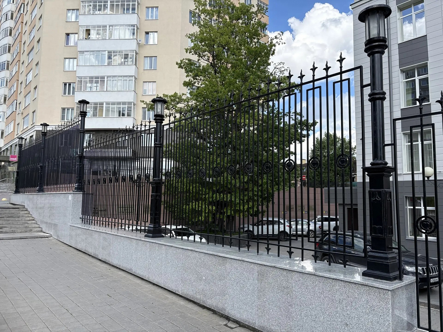 Кованый забор для жилого комплекса премиум-класса